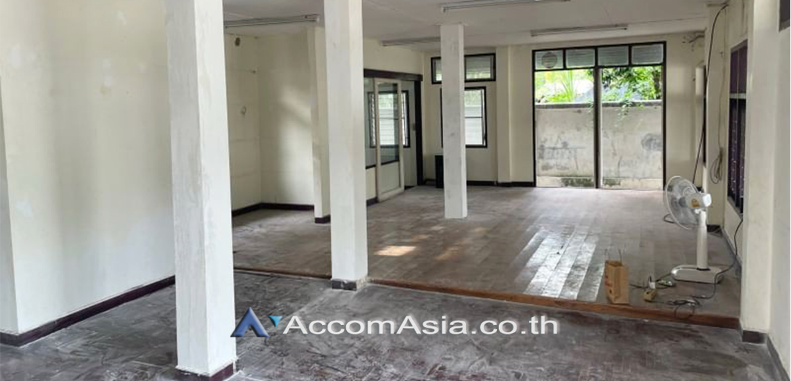 unit 3 Bedrooms  House For Rent in Pattanakarn, Bangkok  near ARL Hua Mak (AA31726)