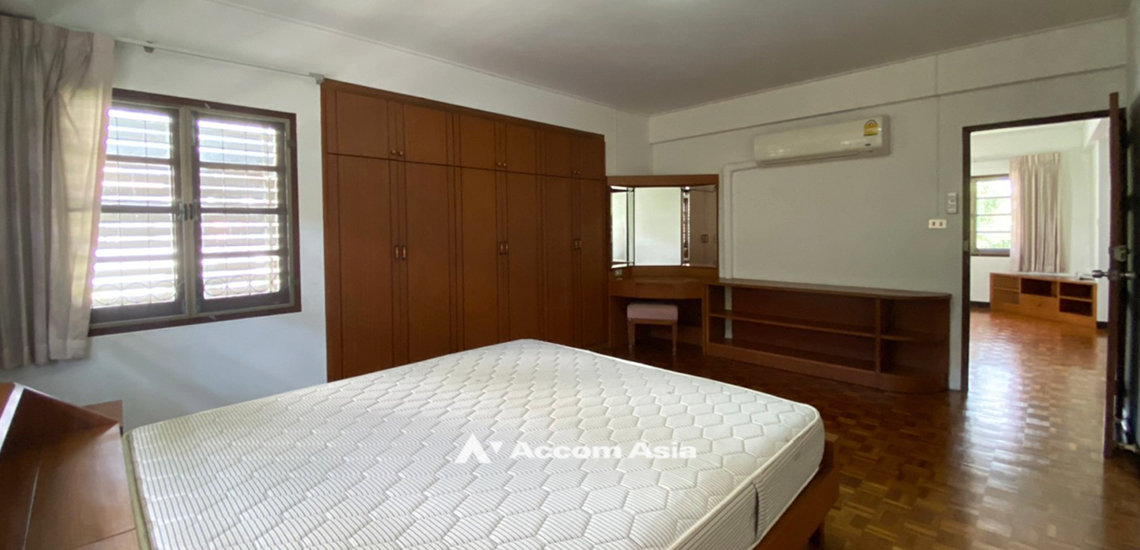 12  3 br House For Rent in Phaholyothin ,Bangkok BTS Saphan-Kwai at House in Compound AA31934