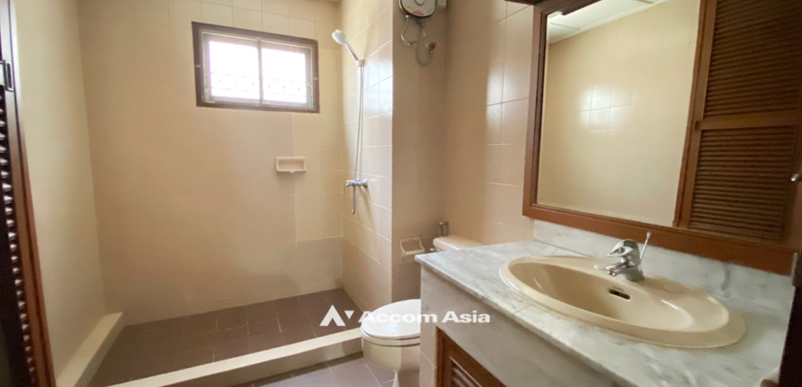 19  3 br House For Rent in Phaholyothin ,Bangkok BTS Saphan-Kwai at House in Compound AA31934