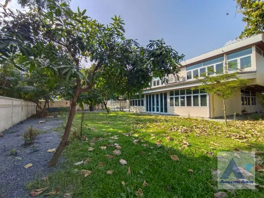 unit 4 Bedrooms  House For Rent & Sale in Pattanakarn, Bangkok  near BTS On Nut (AA31952)