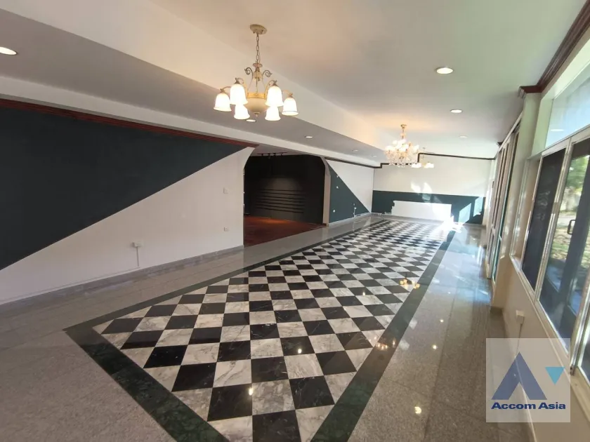 unit 4 Bedrooms  House For Rent & Sale in Pattanakarn, Bangkok  near BTS On Nut (AA31952)