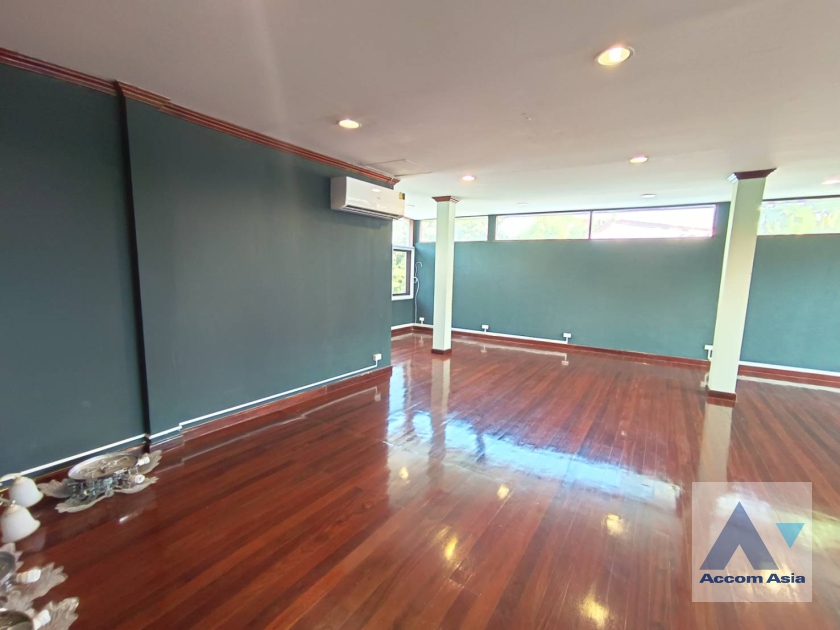 32  4 br House for rent and sale in Pattanakarn ,Bangkok BTS On Nut AA31952