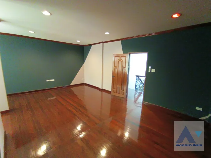 41  4 br House for rent and sale in Pattanakarn ,Bangkok BTS On Nut AA31952