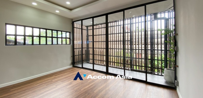 6  4 br House For Sale in Pattanakarn ,Bangkok BTS On Nut AA32052