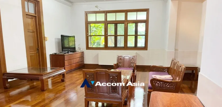 unit 4 Bedrooms  House For Rent in Ploenchit, Bangkok  near BTS Ratchadamri (AA32055)