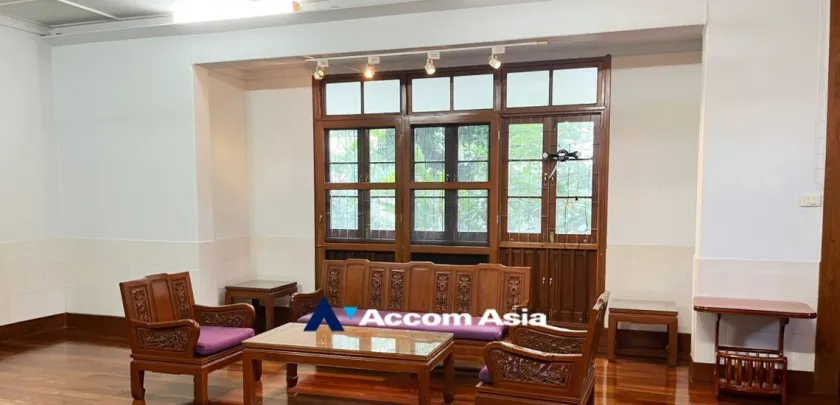 unit 4 Bedrooms  House For Rent in Ploenchit, Bangkok  near BTS Ratchadamri (AA32055)