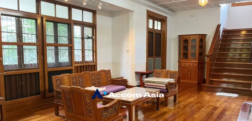 unit 4 Bedrooms  House For Rent in Ploenchit, Bangkok  near BTS Ratchadamri (AA32055)