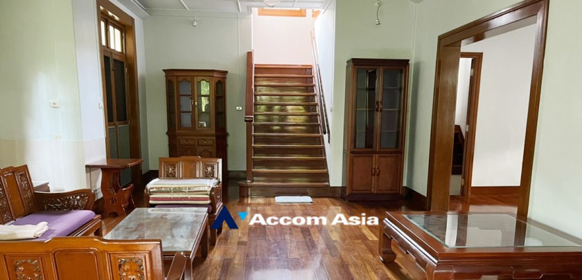 1  4 br House For Rent in Ploenchit ,Bangkok BTS Ratchadamri AA32055