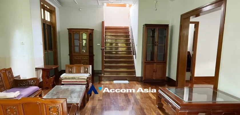 unit 4 Bedrooms  House For Rent in Ploenchit, Bangkok  near BTS Ratchadamri (AA32055)