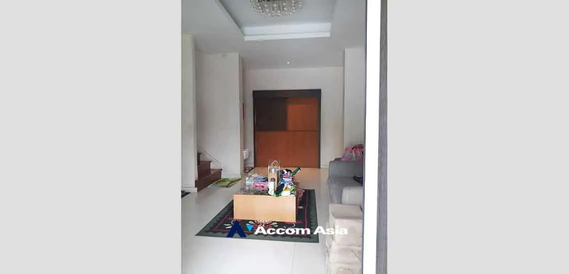 unit 3 Bedrooms  House For Rent in Ratchadaphisek, Bangkok  near ARL Ramkhamhaeng (AA32193)
