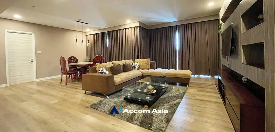 Pet friendly |  Fullerton Sukhumvit Condominium  3 Bedroom for Rent BTS Ekkamai in Sukhumvit Bangkok