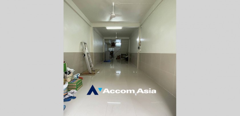 unit 3 Bedrooms  Townhouse For Rent & Sale in Sathorn, Bangkok  near BTS Saphan Taksin (AA32544)
