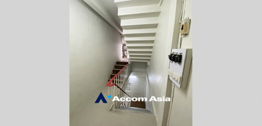 unit 3 Bedrooms  Townhouse For Rent & Sale in Sathorn, Bangkok  near BTS Saphan Taksin (AA32544)