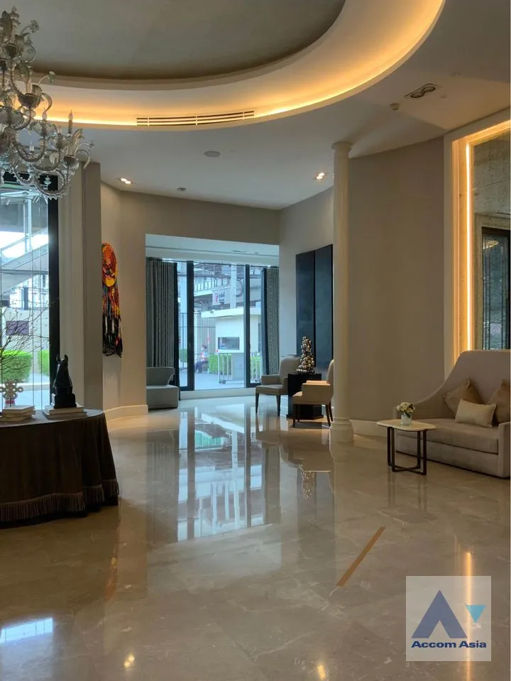 unit 2 Bedrooms  Condominium For Sale in Silom, Bangkok  near BTS Surasak (AA32645)
