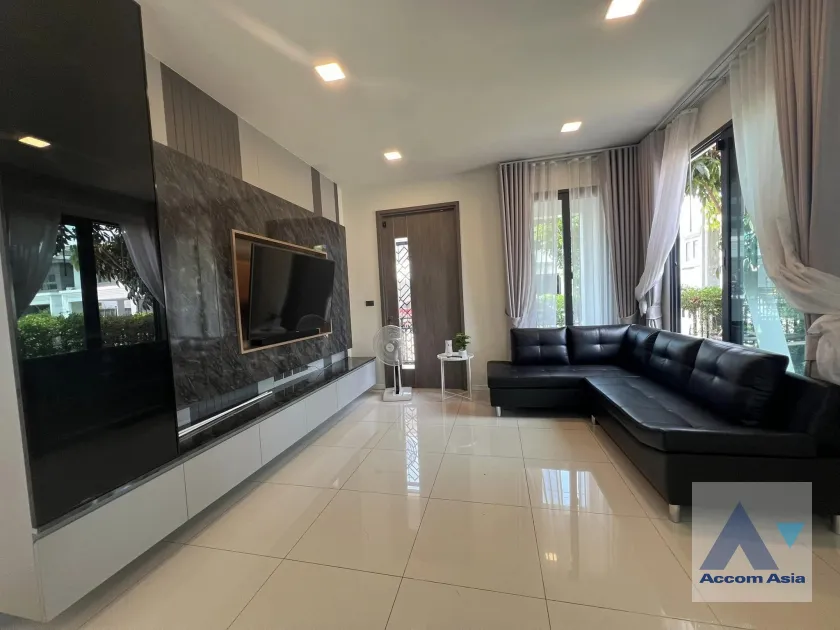 unit 4 Bedrooms  House For Rent & Sale in Samutprakan, Samutprakan  (AA32789)