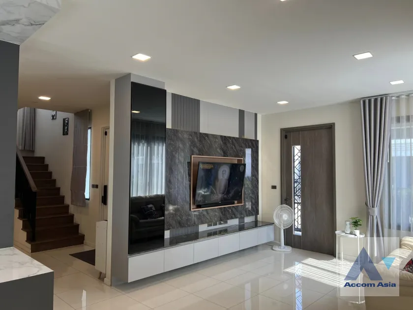 unit 4 Bedrooms  House For Rent & Sale in Samutprakan, Samutprakan  (AA32789)