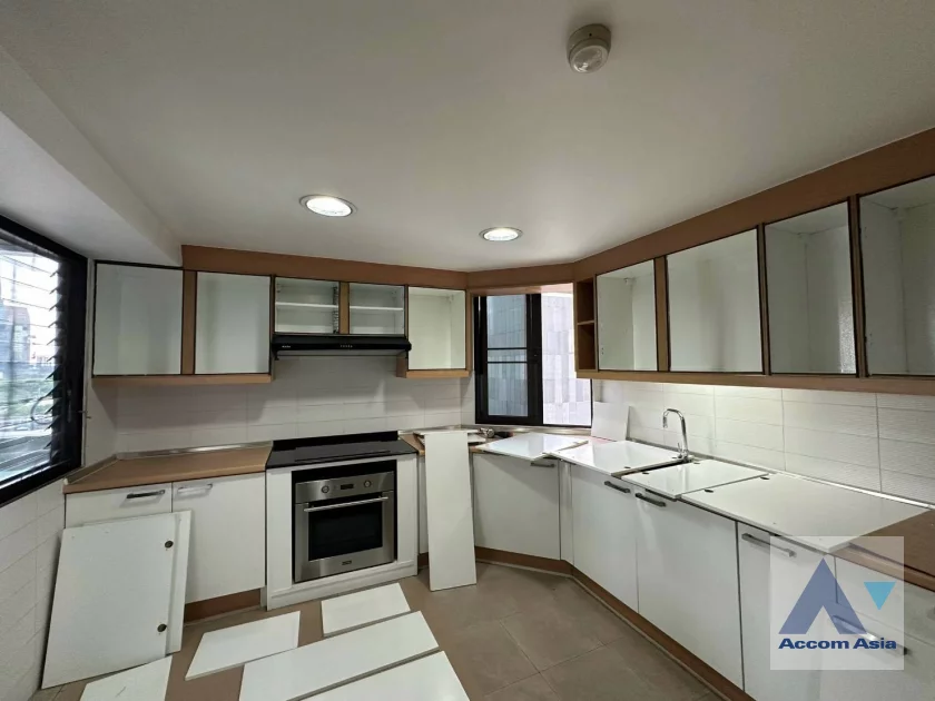 7  3 br Apartment For Rent in Ploenchit ,Bangkok BTS Ratchadamri at High rise and Peaceful AA33015