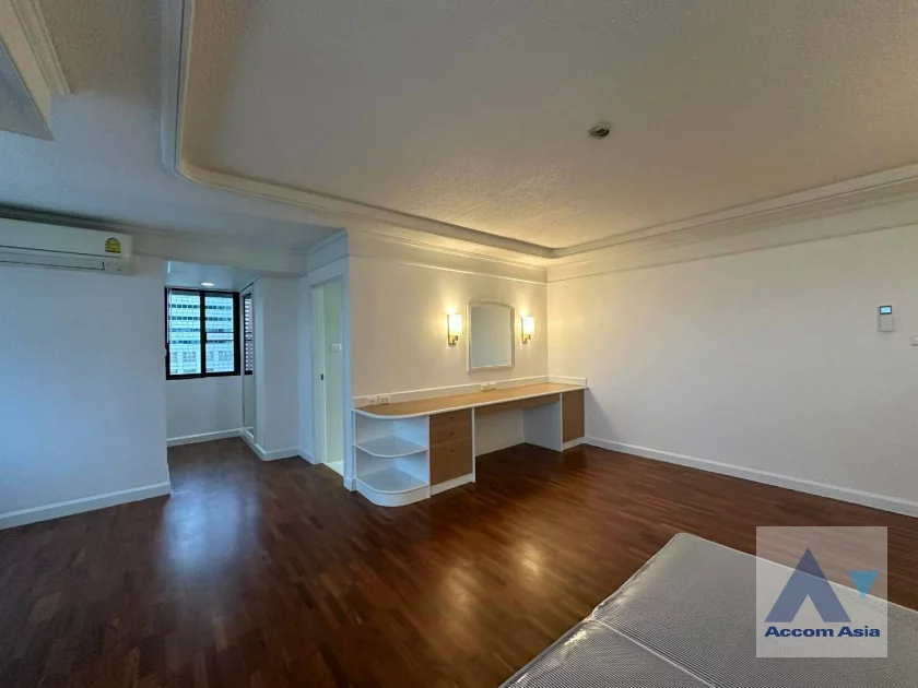 12  3 br Apartment For Rent in Ploenchit ,Bangkok BTS Ratchadamri at High rise and Peaceful AA33015