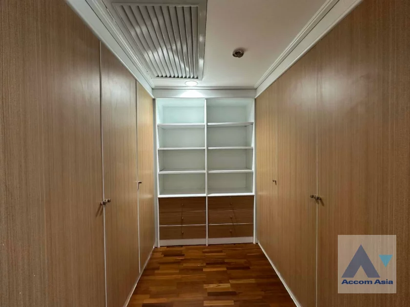 14  3 br Apartment For Rent in Ploenchit ,Bangkok BTS Ratchadamri at High rise and Peaceful AA33015