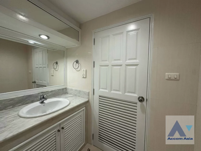 17  3 br Apartment For Rent in Ploenchit ,Bangkok BTS Ratchadamri at High rise and Peaceful AA33015