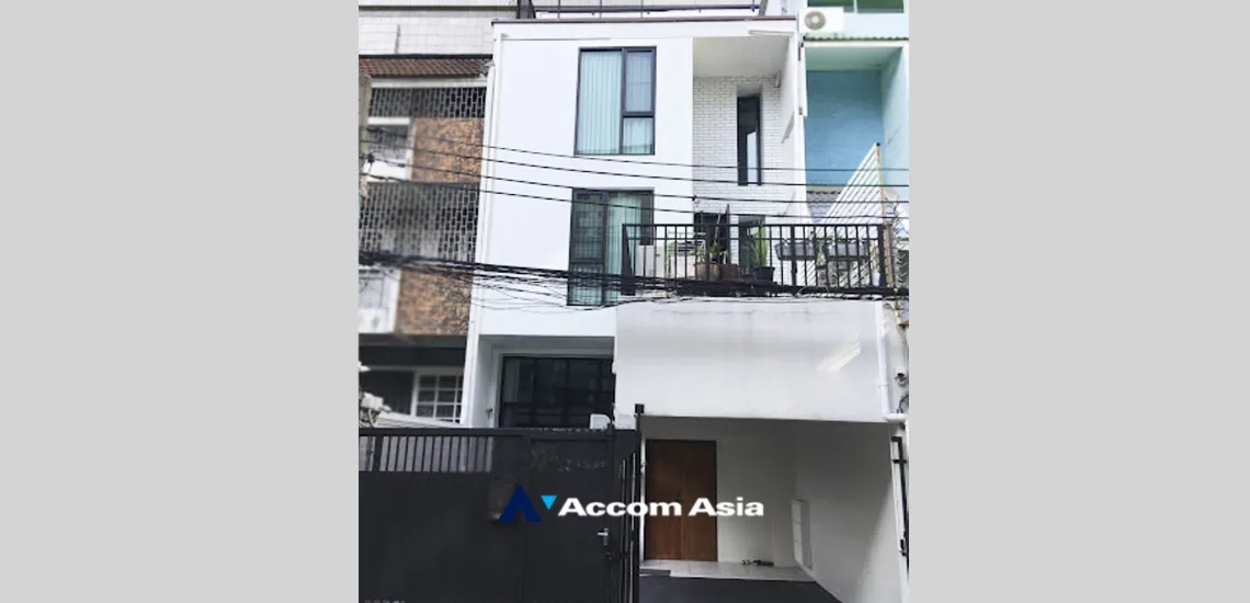 unitPet friendly |  3 Bedrooms  Townhouse For Rent & Sale in Silom, Bangkok  near BTS Chong Nonsi (AA33103)