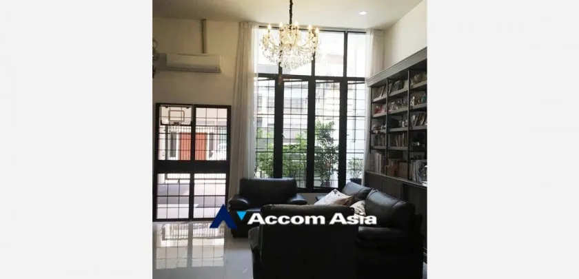 unitPet friendly |  3 Bedrooms  Townhouse For Rent & Sale in Silom, Bangkok  near BTS Chong Nonsi (AA33103)