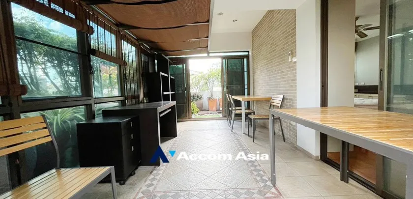 unitHuge Terrace |  3 Bedrooms  Condominium For Rent in Ploenchit, Bangkok  near BTS Ploenchit (AA33111)