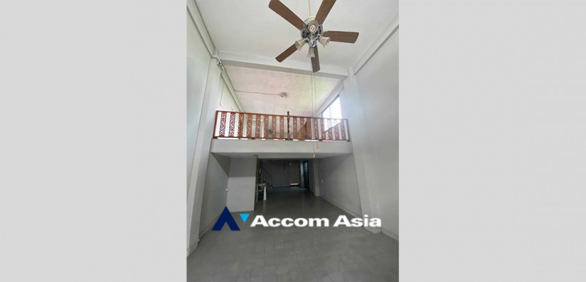  1  Studio Shophouse For Rent in Charoen Nakhon ,Bangkok  AA33113