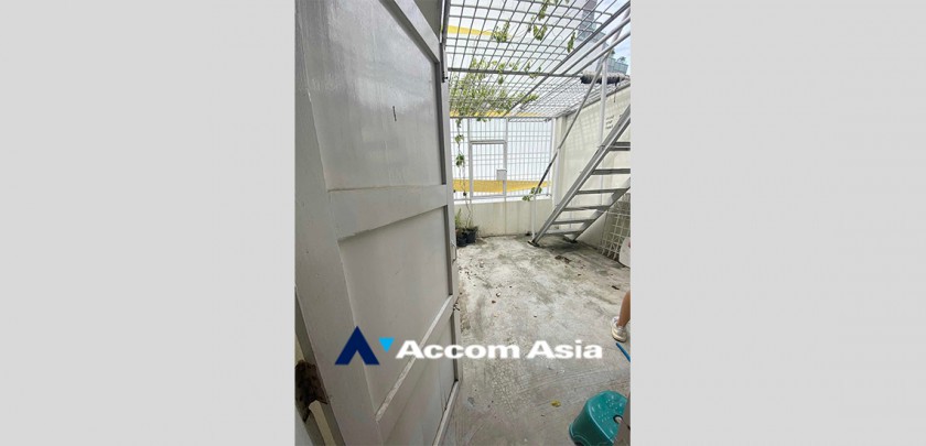6  Studio Shophouse For Rent in Charoen Nakhon ,Bangkok  AA33113
