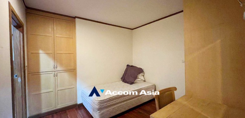7  2 br Apartment For Rent in Sathorn ,Bangkok BTS Chong Nonsi at Cozy Low-rise Apartment in Sathorn, Walk to BTS 6 mins. AA33148