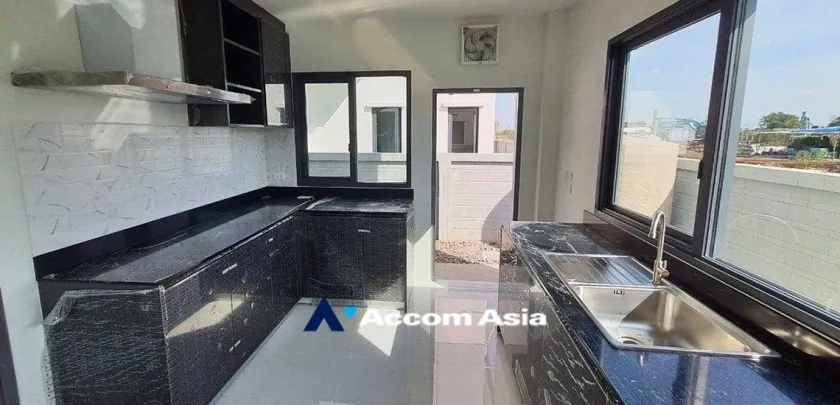 unit 4 Bedrooms  House For Sale in Samutprakan, Samutprakan  near BTS Bang Na (AA33190)