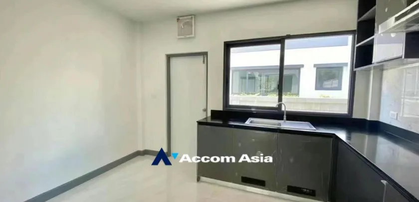 unit 4 Bedrooms  House For Sale in Pattanakarn, Bangkok  (AA33208)