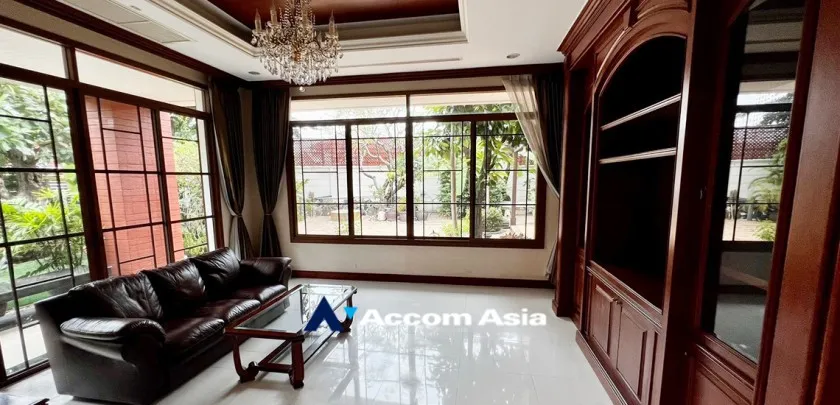 unit 4 Bedrooms  House For Sale in Pattanakarn, Bangkok  (AA33210)