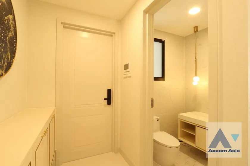 15  4 br House For Rent in Latkrabang ,Bangkok ARL Ban Thap Chang at Nantawan Rama 9 New Krungthepkreetha AA33242