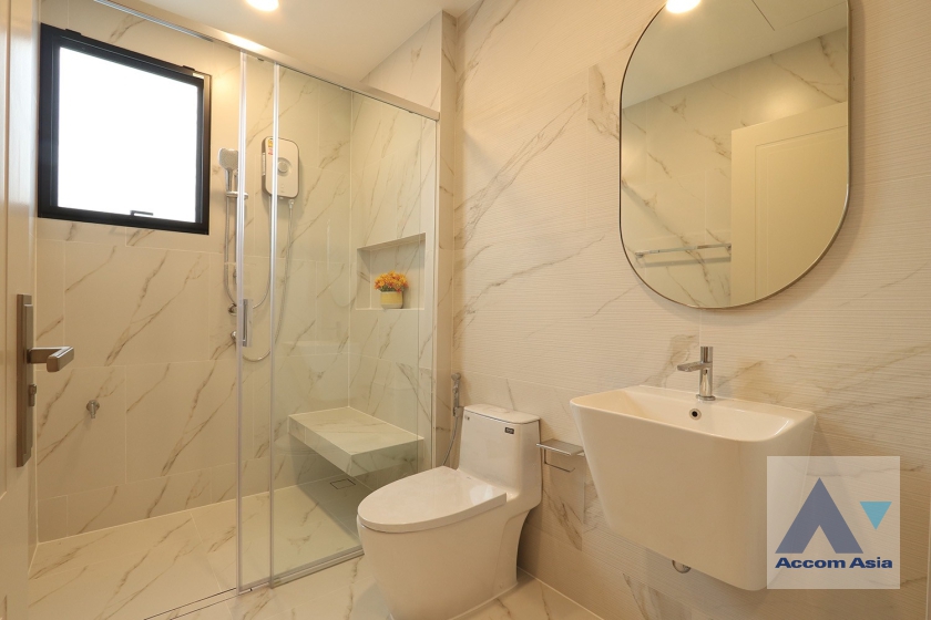 14  4 br House For Rent in Latkrabang ,Bangkok ARL Ban Thap Chang at Nantawan Rama 9 New Krungthepkreetha AA33242