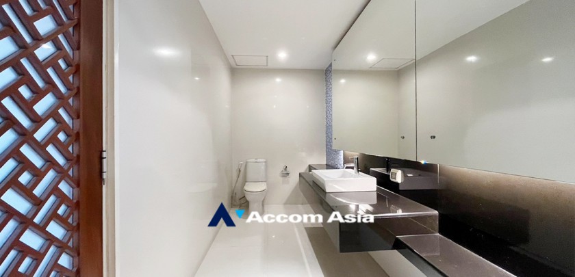 27  3 br Condominium For Sale in Ploenchit ,Bangkok BTS Chitlom at Somkid Gardens AA33297