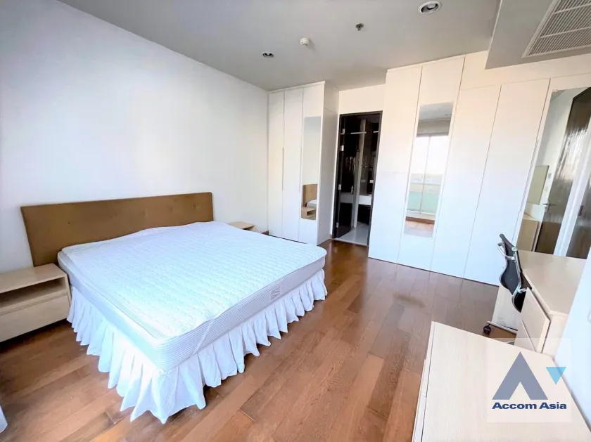 unit 3 Bedrooms  Condominium For Rent in Ploenchit, Bangkok  near BTS Chitlom (AA33404)