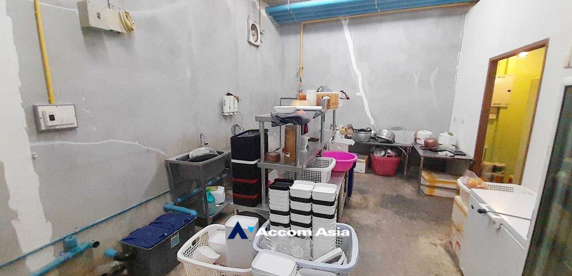 5  Retail / Showroom For Rent in Sukhumvit ,Bangkok MRT Phetchaburi - BTS Asok at Community Mall for rent AA33486