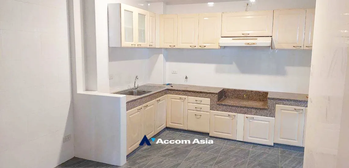 unit 4 Bedrooms  House For Sale in Dusit, Bangkok  (AA33490)