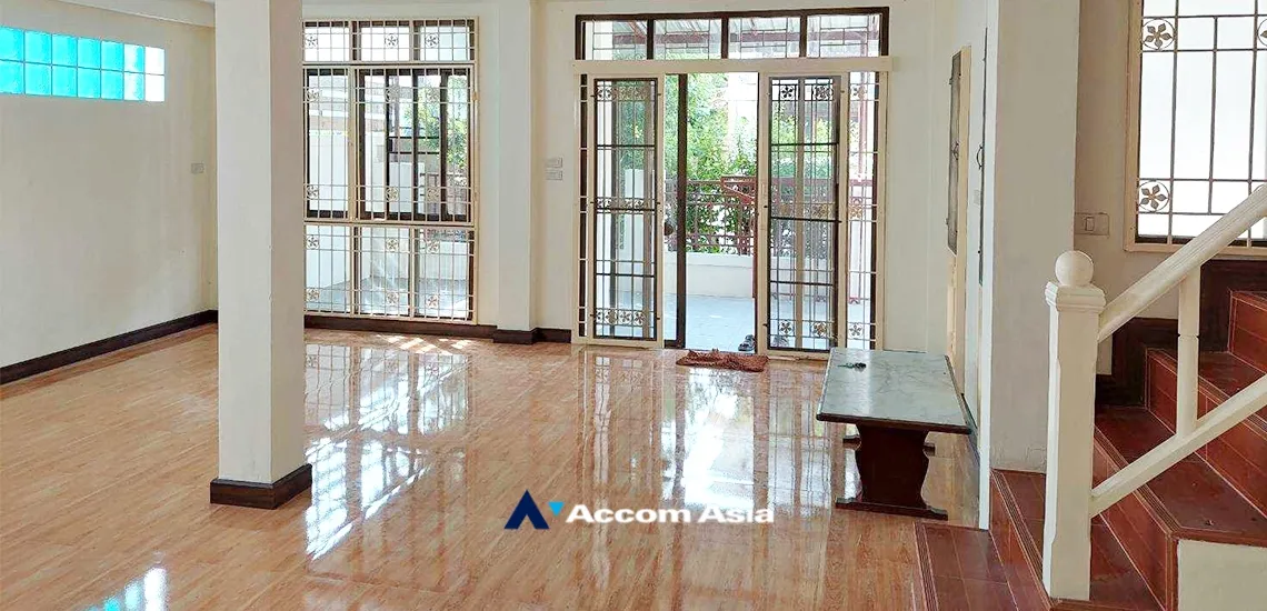 unit 4 Bedrooms  House For Sale in Dusit, Bangkok  (AA33490)