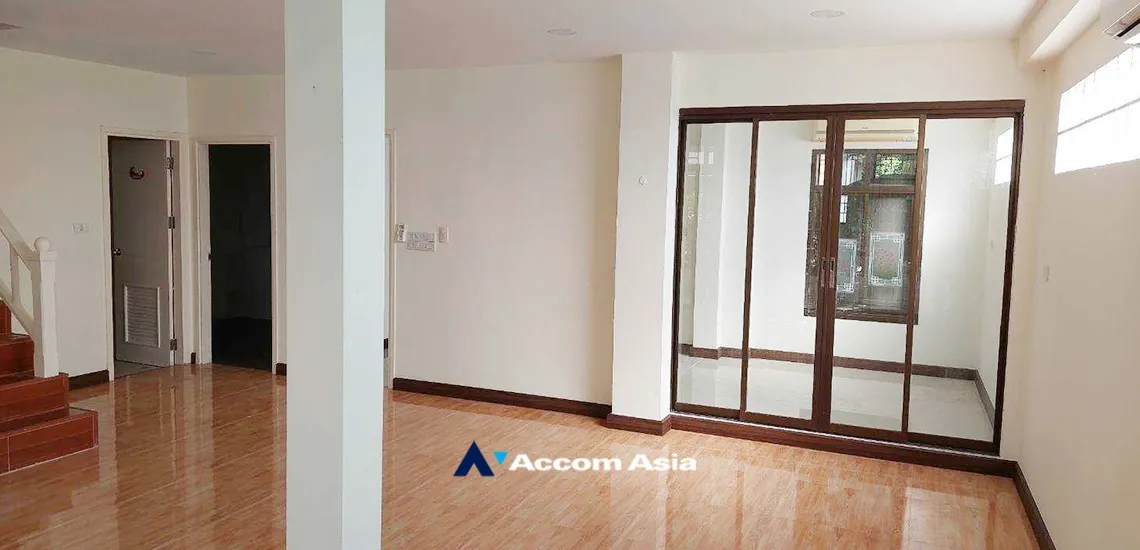 unit 4 Bedrooms  House For Sale in Dusit, Bangkok  (AA33490)