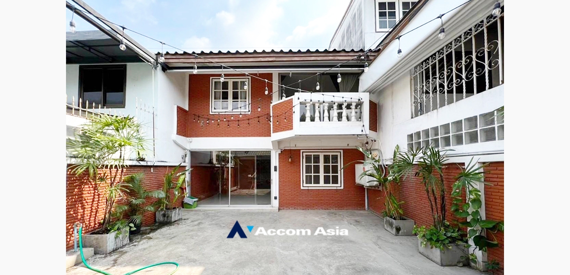  2  3 br House For Rent in Sukhumvit ,Bangkok BTS Phra khanong AA33573