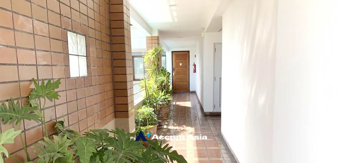 unit 3 Bedrooms  Apartment For Rent in Phaholyothin, Bangkok  near BTS Ari (AA33613)