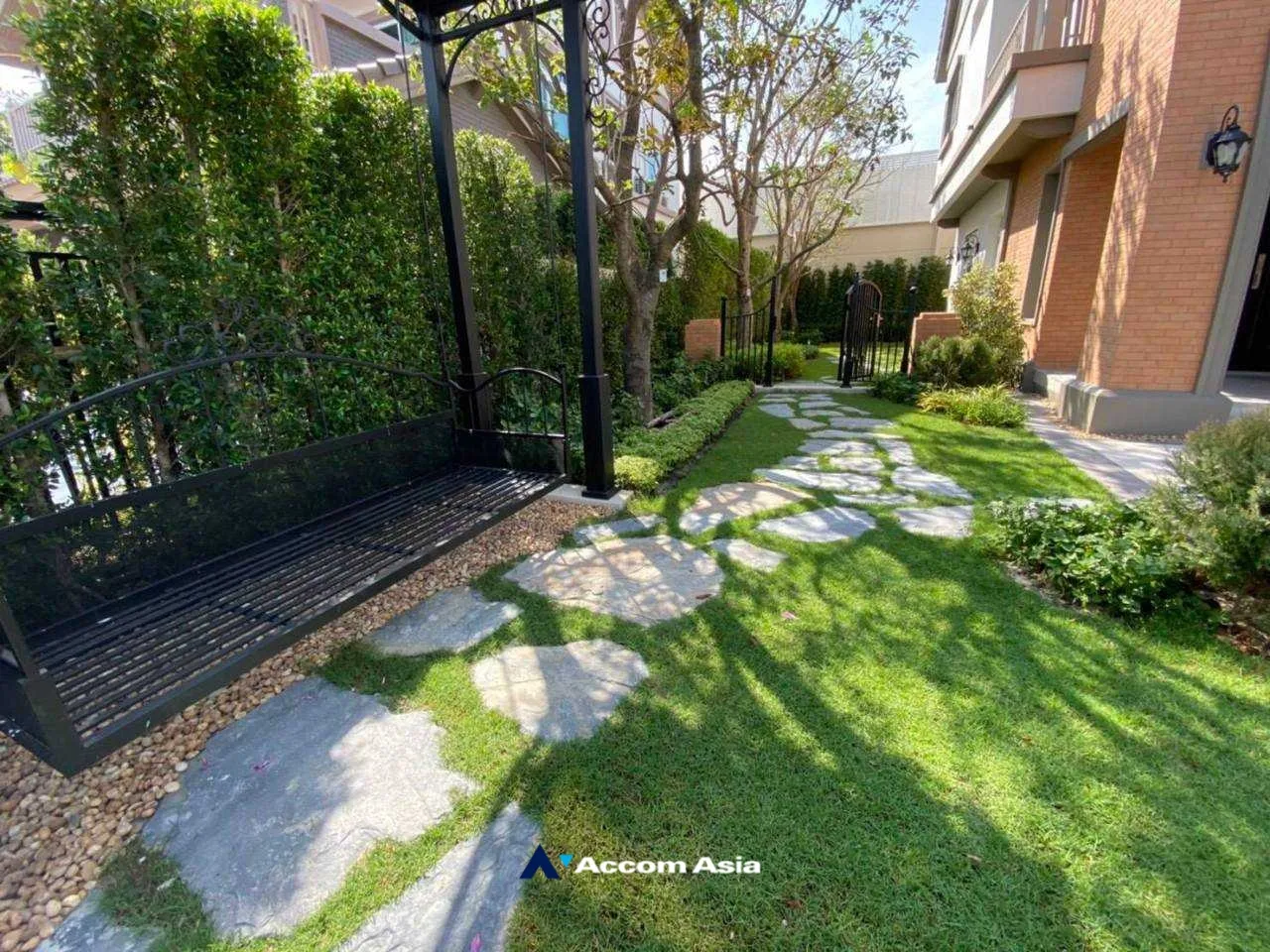 unit 4 Bedrooms  House For Rent in Bang Na, Bangkok  (AA33626)