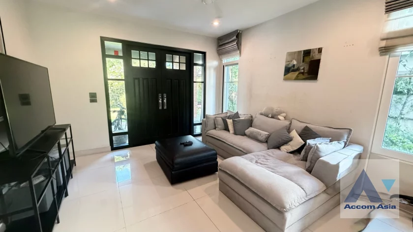 unit 4 Bedrooms  House For Rent in Bang Na, Bangkok  (AA33626)