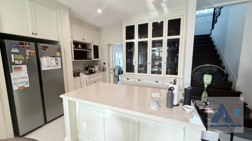 unit 4 Bedrooms  House For Rent in Bang Na, Bangkok  (AA33626)