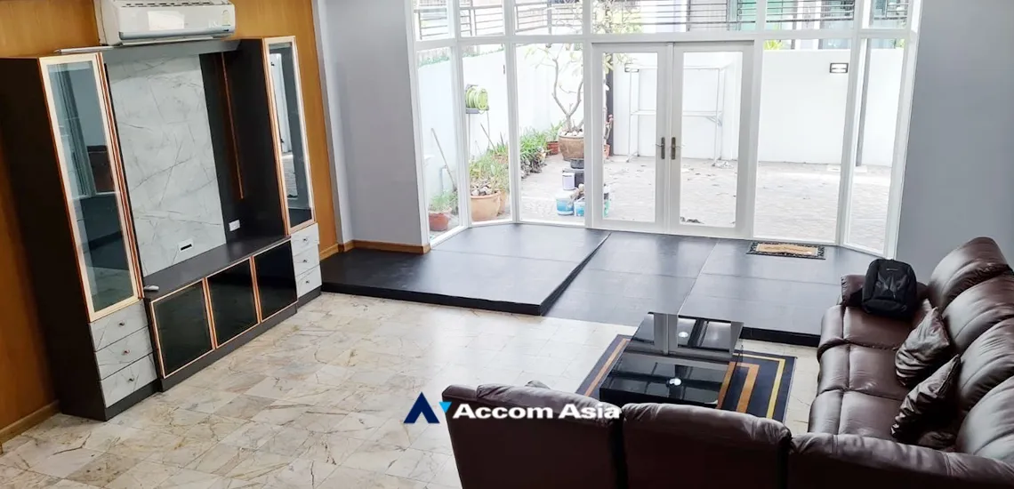 unit 3 Bedrooms  House For Rent & Sale in Sukhumvit, Bangkok  near BTS Phra khanong (AA33687)