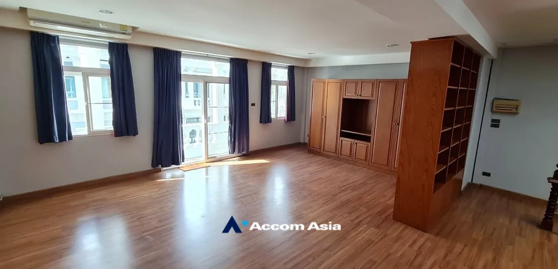 unit 3 Bedrooms  House For Rent & Sale in Sukhumvit, Bangkok  near BTS Phra khanong (AA33687)
