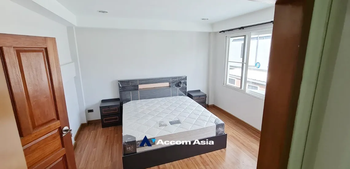 unit 3 Bedrooms  House For Rent & Sale in Sukhumvit, Bangkok  near BTS Phra khanong (AA33687)