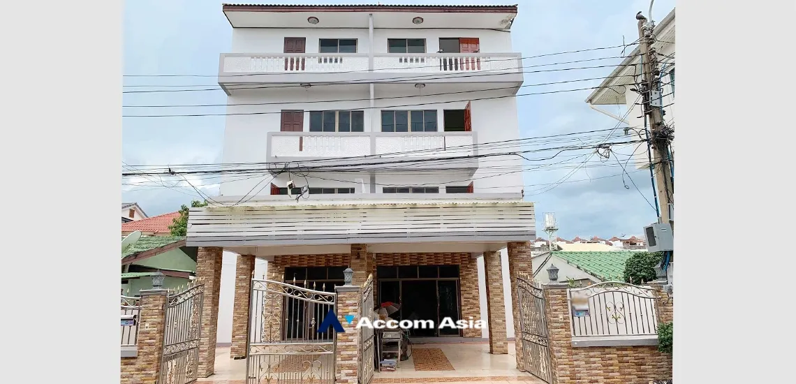 unit 8 Bedrooms  House For Sale in Pattanakarn, Bangkok  (AA33747)